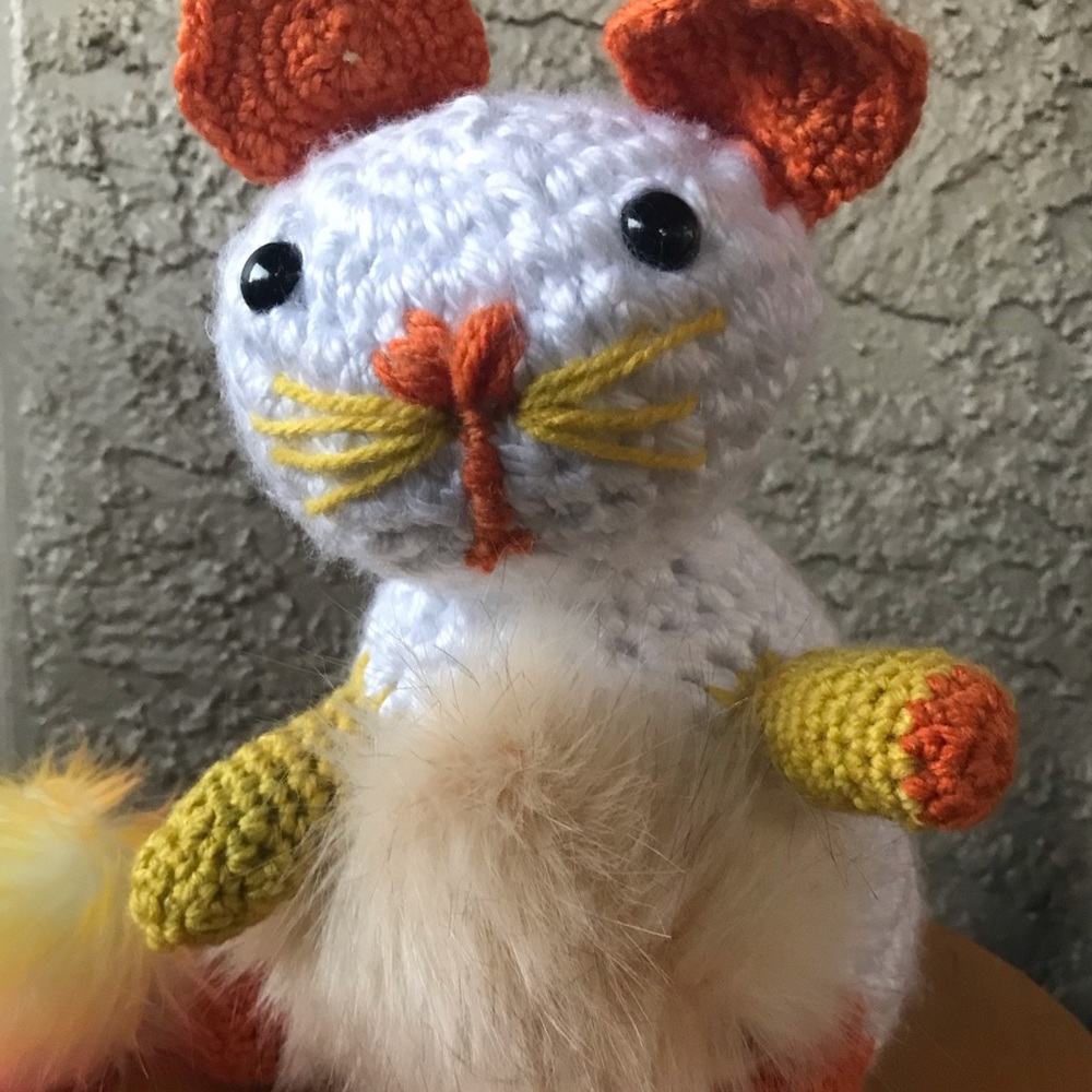 Crochet cat and fake fur Pom